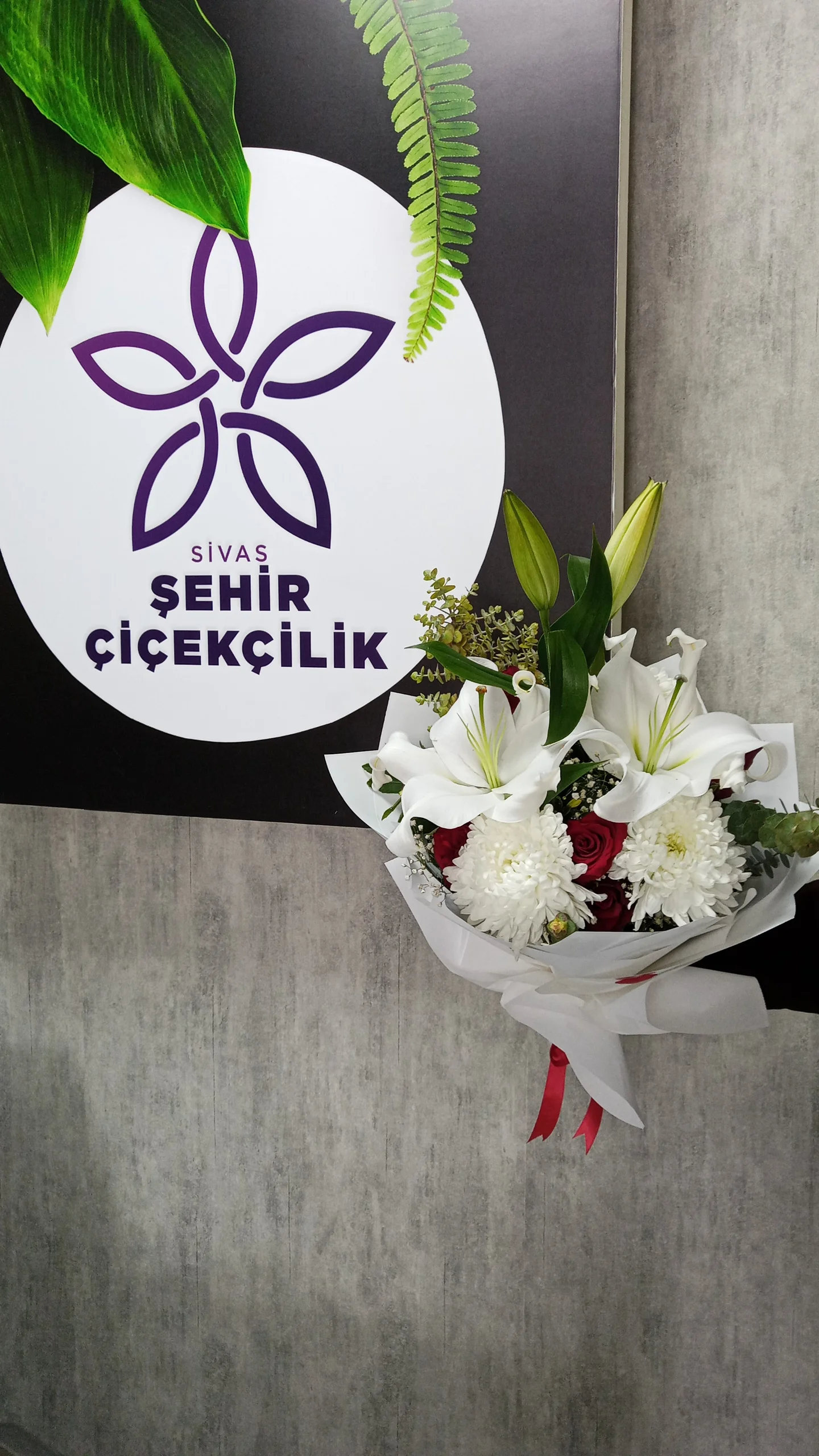 Beyaz zambak ve kırmızı güllerden hazırlanmış zarif buket