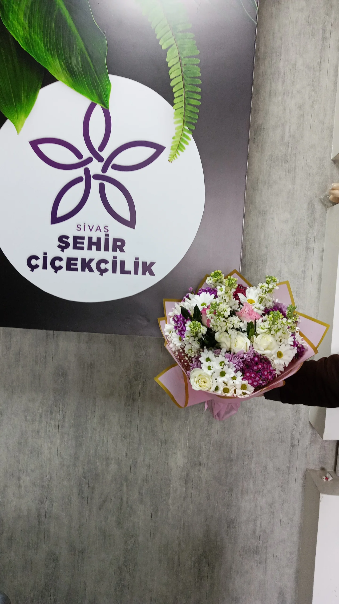 Mor ve beyaz tonlarında karışık mevsim buketi