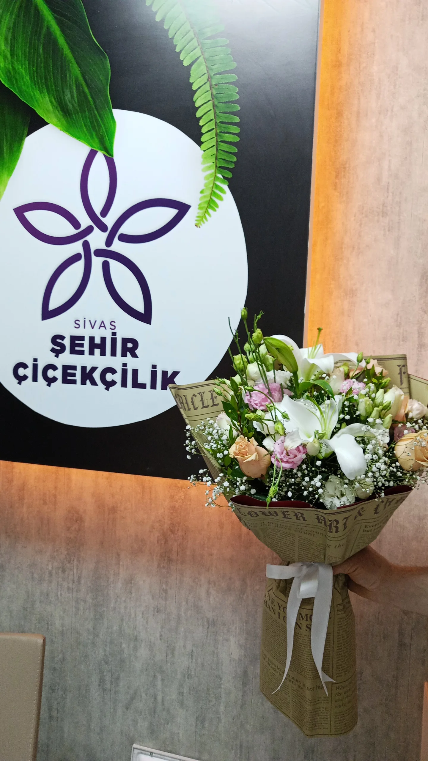 Kırmızı güllerden hazırlanmış klasik buket